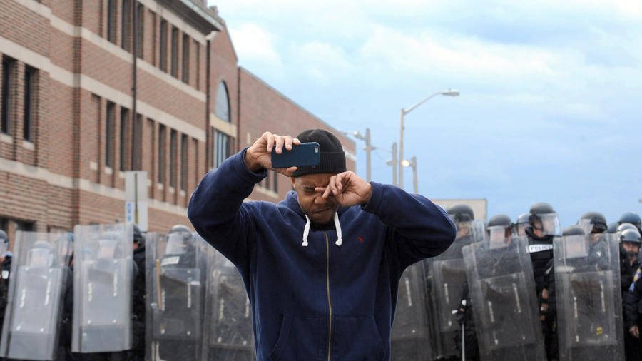 Εκτός ελέγχου η οργή των Αφροαμερικανών: Πυρπόλησαν γηροκομείο -Σε κατάσταση εκτάκτου ανάγκης το Μέριλαντ [εικόνες & βίντεο] | iefimerida.gr 22