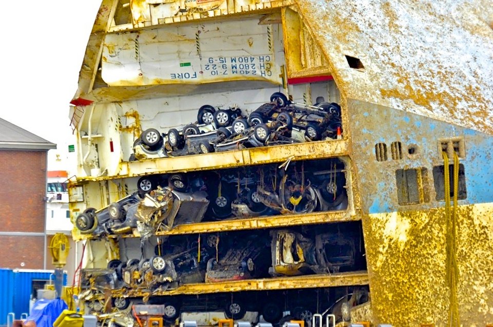 Η δύσκολη διαδικασία της ανέλκυσης -Βγάζοντας από το βυθό φορτηγό πλοίο με 1.400 οχήματα [βίντεο & εικόνες]  | iefimerida.gr 8