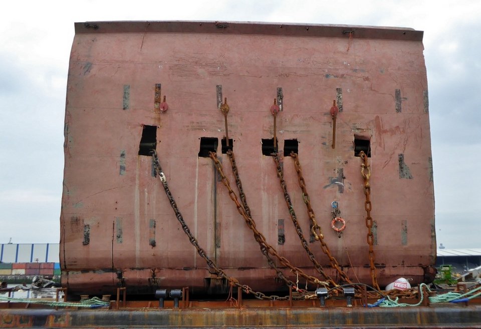 Η δύσκολη διαδικασία της ανέλκυσης -Βγάζοντας από το βυθό φορτηγό πλοίο με 1.400 οχήματα [βίντεο & εικόνες]  | iefimerida.gr 2