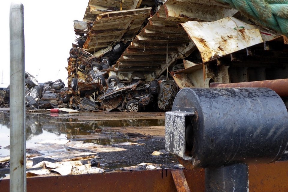 Η δύσκολη διαδικασία της ανέλκυσης -Βγάζοντας από το βυθό φορτηγό πλοίο με 1.400 οχήματα [βίντεο & εικόνες]  | iefimerida.gr 3