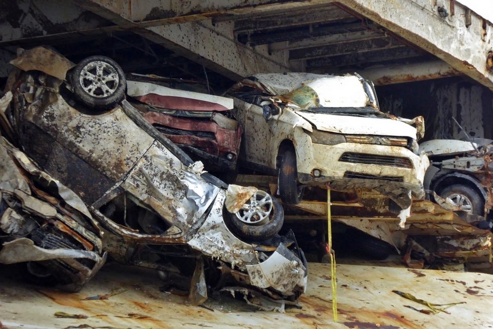 Η δύσκολη διαδικασία της ανέλκυσης -Βγάζοντας από το βυθό φορτηγό πλοίο με 1.400 οχήματα [βίντεο & εικόνες]  | iefimerida.gr 4