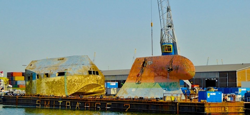 Η δύσκολη διαδικασία της ανέλκυσης -Βγάζοντας από το βυθό φορτηγό πλοίο με 1.400 οχήματα [βίντεο & εικόνες]  | iefimerida.gr 5