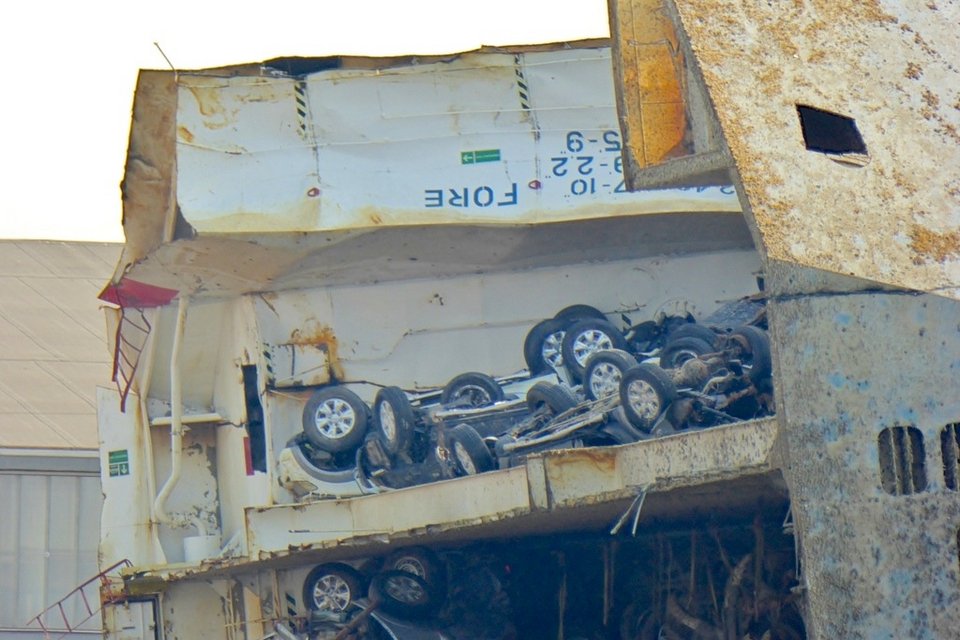 Η δύσκολη διαδικασία της ανέλκυσης -Βγάζοντας από το βυθό φορτηγό πλοίο με 1.400 οχήματα [βίντεο & εικόνες]  | iefimerida.gr 6