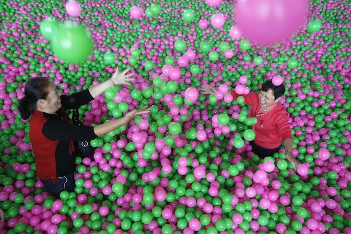 Ο μεγαλύτερος παιδότοπος γέμισε με 1.000.000 μπάλες στα πλαίσια εκστρατείας για τον καρκίνο του μαστού [εικόνες] | iefimerida.gr 1