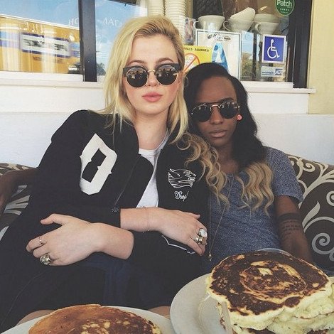 H κούκλα κόρη της Kim Basinger βρήκε τον έρωτα στο πρόσωπο μιας ράπερ [εικόνες] | iefimerida.gr 3