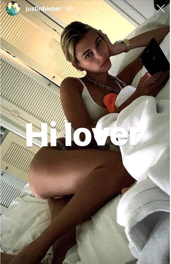 Η Χέιλι Μπάλντουιν ποζάρει στον Τζάστιν Μπίμπερ: Σούπερ σέξι, με τα εσώρουχα στο κρεβάτι [εικόνες] | iefimerida.gr 0