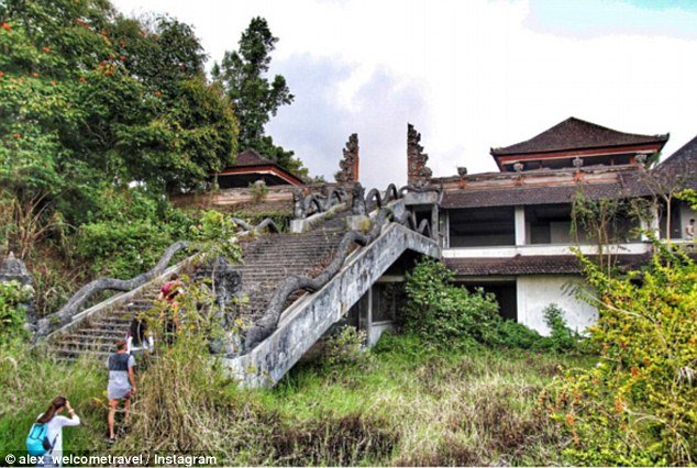 To «στοιχειωμένο» luxury resort στο Μπαλί - Πλήθος τουριστών στους άδειους διαδρόμους του [εικόνες] | iefimerida.gr 2