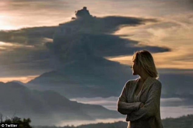 Το ρισκάρουν για μία φωτογραφία -Τουρίστες στο Μπαλί φοράνε το μαγιό τους και ποζάρουν με φόντο το ηφαίστειο [εικόνες] | iefimerida.gr 0