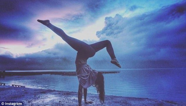 Το ρισκάρουν για μία φωτογραφία -Τουρίστες στο Μπαλί φοράνε το μαγιό τους και ποζάρουν με φόντο το ηφαίστειο [εικόνες] | iefimerida.gr 3