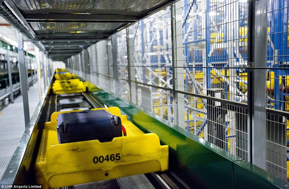 Πού πάνε οι βαλίτσες μετά το check-in; -Το πιο προηγμένο αεροδρόμιο στη μεταφορά αποσκευών καταγράφει καρέ-καρέ τη διαδρομή [εικόνες] | iefimerida.gr 0