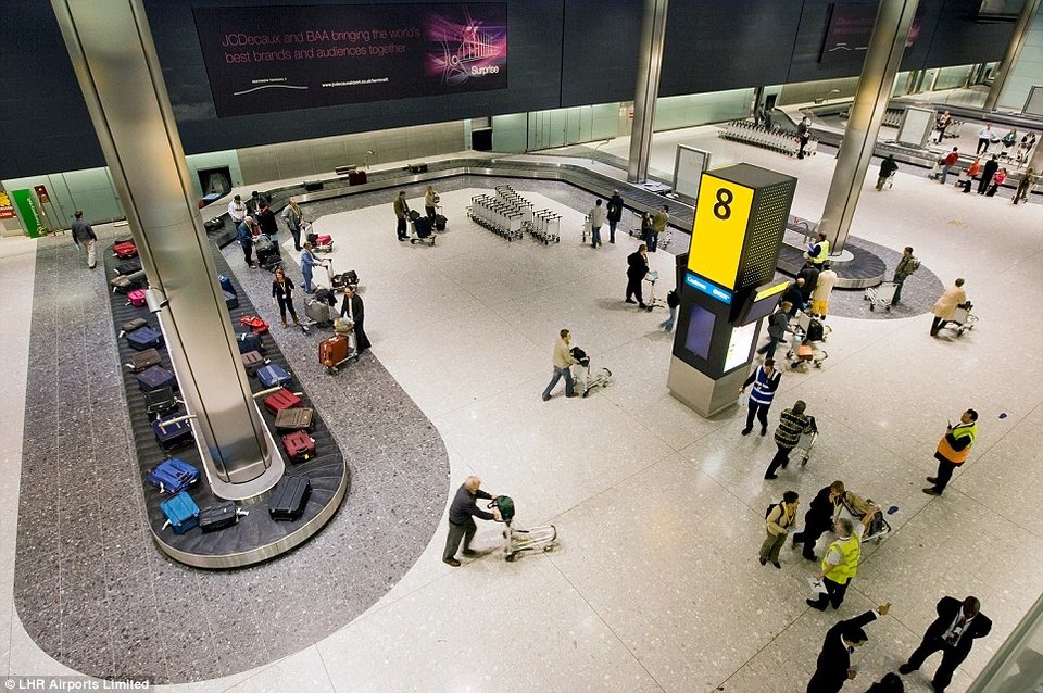 Πού πάνε οι βαλίτσες μετά το check-in; -Το πιο προηγμένο αεροδρόμιο στη μεταφορά αποσκευών καταγράφει καρέ-καρέ τη διαδρομή [εικόνες] | iefimerida.gr 12