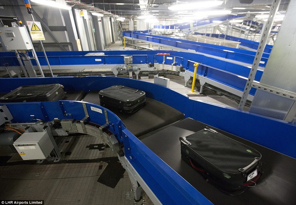 Πού πάνε οι βαλίτσες μετά το check-in; -Το πιο προηγμένο αεροδρόμιο στη μεταφορά αποσκευών καταγράφει καρέ-καρέ τη διαδρομή [εικόνες] | iefimerida.gr 7