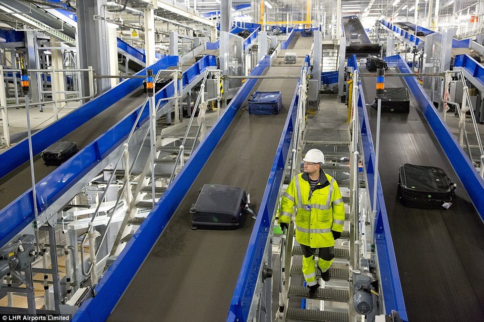 Πού πάνε οι βαλίτσες μετά το check-in; -Το πιο προηγμένο αεροδρόμιο στη μεταφορά αποσκευών καταγράφει καρέ-καρέ τη διαδρομή [εικόνες] | iefimerida.gr 8