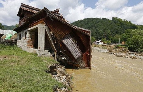 Στο έλεος της κακοκαιρίας τα Βαλκάνια -Δύο νεκροί από πλημμύρες στη Ρουμανία [εικόνες&βίντεο] | iefimerida.gr 0
