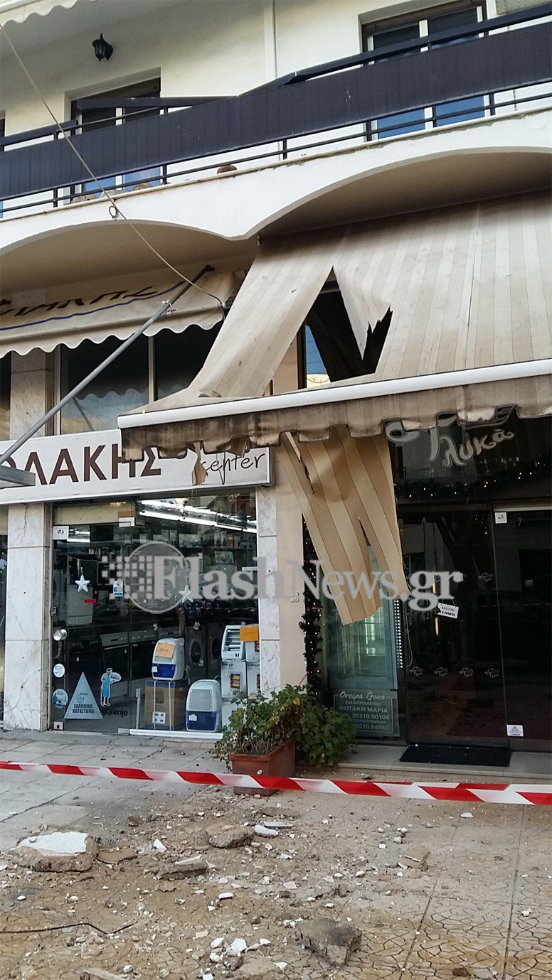 Το κομμάτι στράβωσε τα κάγκελα του από κάτω ορόφου και έσκισε τις τέντες στο ισόγειο