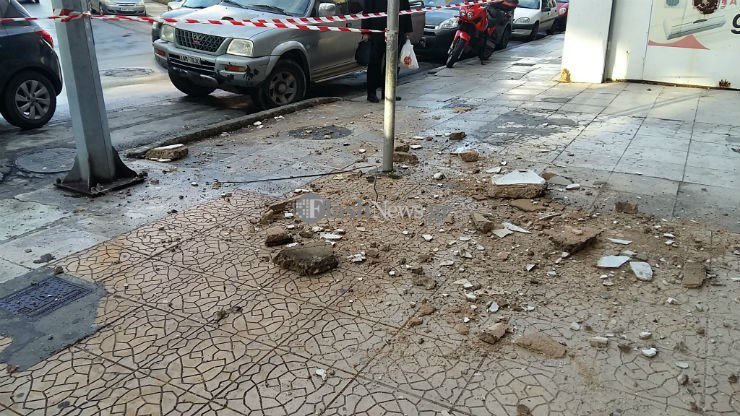 Κρήτη: Ξεκόλλησε ολόκληρο κομμάτι από μπαλκόνι και έπεσε στο πεζοδρόμιο [εικόνες] | iefimerida.gr 2