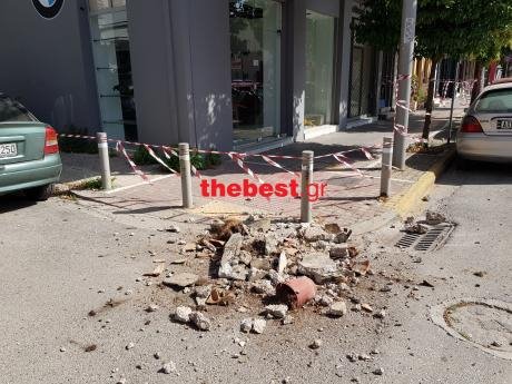 Μπαλκόνι ξεκόλλησε στην Πάτρα και «προσγειώθηκε» στο πεζοδρόμιο [εικόνες] | iefimerida.gr 3