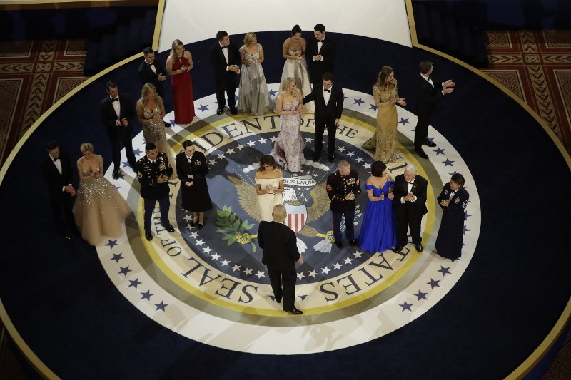 Πώς γιόρτασαν οι Τραμπ μετά την ορκωμοσία -Οι τρεις δεξιώσεις και ο πρώτος χορός του προεδρικού ζεύγους [εικόνες & βίντεο] | iefimerida.gr 2