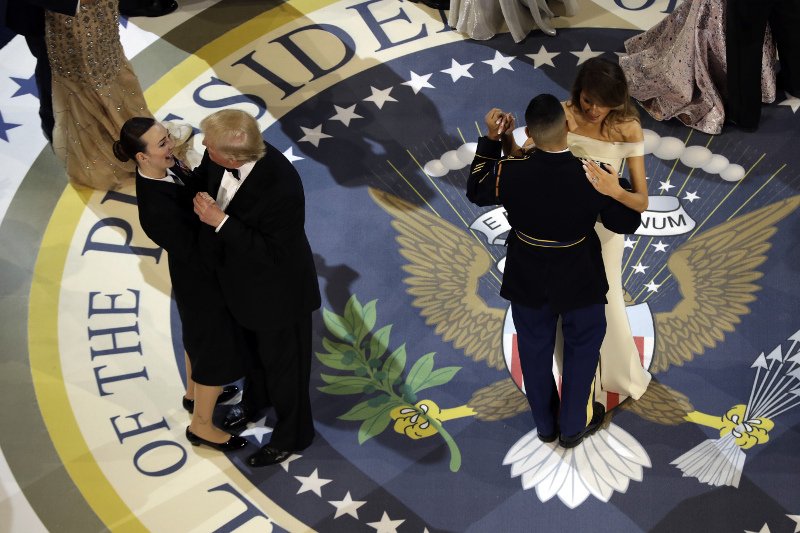 Πώς γιόρτασαν οι Τραμπ μετά την ορκωμοσία -Οι τρεις δεξιώσεις και ο πρώτος χορός του προεδρικού ζεύγους [εικόνες & βίντεο] | iefimerida.gr 1