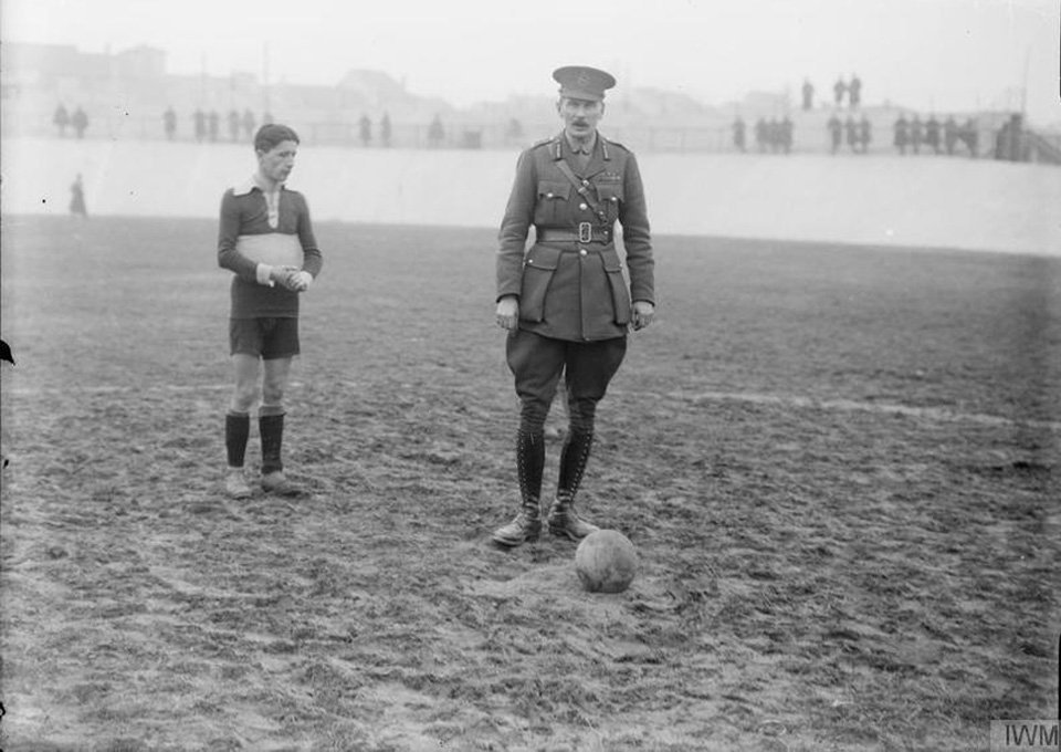 Ποδόσφαιρο στην πρώτη γραμμή -Οταν οι στρατιώτες άφηναν τα όπλα και έπιαναν την μπάλα, στον Α' Παγκόσμιο [εικόνες] | iefimerida.gr 0