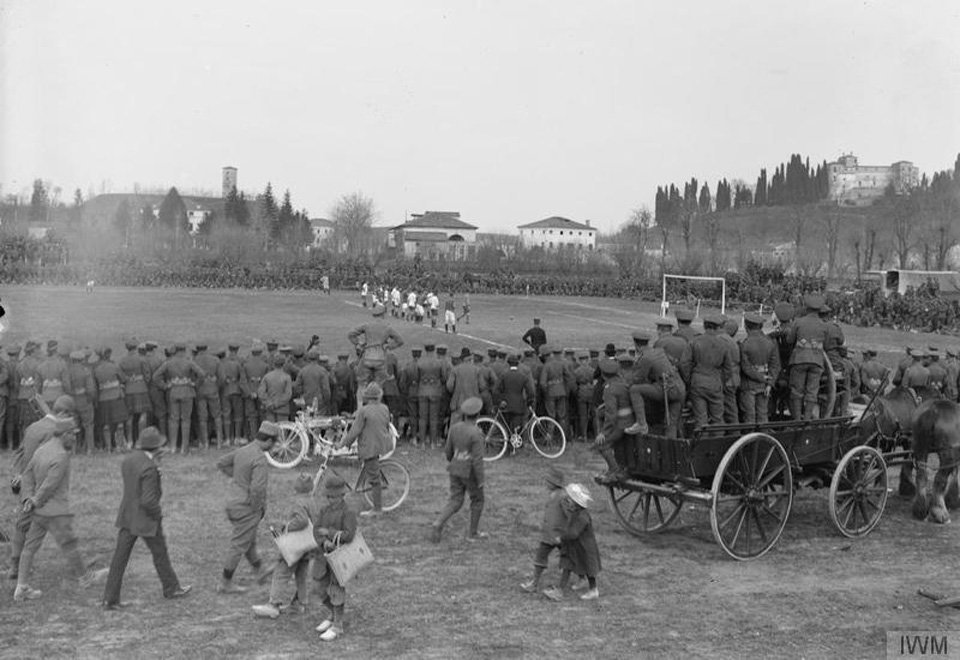 Ποδόσφαιρο στην πρώτη γραμμή -Οταν οι στρατιώτες άφηναν τα όπλα και έπιαναν την μπάλα, στον Α' Παγκόσμιο [εικόνες] | iefimerida.gr 1