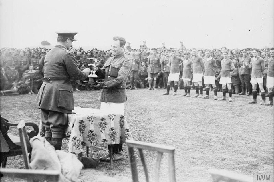 Ποδόσφαιρο στην πρώτη γραμμή -Οταν οι στρατιώτες άφηναν τα όπλα και έπιαναν την μπάλα, στον Α' Παγκόσμιο [εικόνες] | iefimerida.gr 5