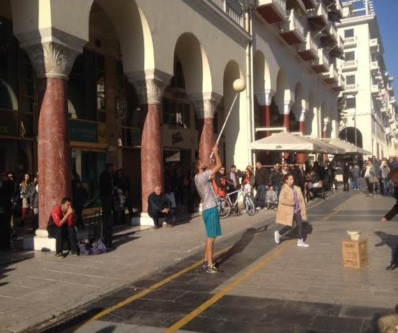 Τρέλαναν κόσμο στη Θεσσαλονίκη με τα μαγικά κόλπα με τη μπάλα [εικόνες & βίντεο] | iefimerida.gr 0