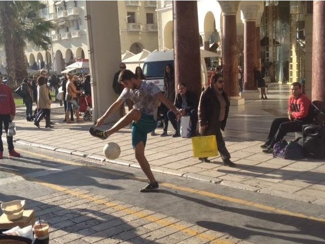 Τρέλαναν κόσμο στη Θεσσαλονίκη με τα μαγικά κόλπα με τη μπάλα [εικόνες & βίντεο] | iefimerida.gr 1