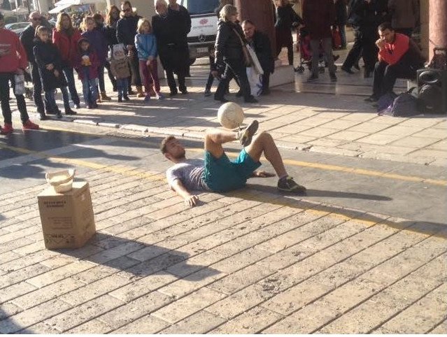 Τρέλαναν κόσμο στη Θεσσαλονίκη με τα μαγικά κόλπα με τη μπάλα [εικόνες & βίντεο] | iefimerida.gr 2