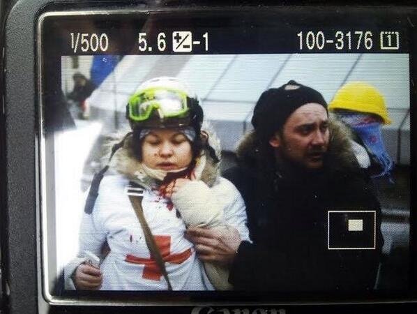 Η διαδηλώτρια της Ουκρανίας που έγραψε στο twitter «Πεθαίνω», δείχνει τη σφαίρα που δέχτηκε [εικόνες] | iefimerida.gr 2