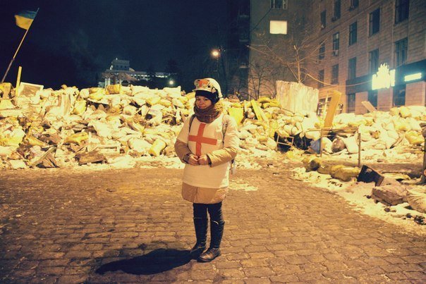 Η διαδηλώτρια της Ουκρανίας που έγραψε στο twitter «Πεθαίνω», δείχνει τη σφαίρα που δέχτηκε [εικόνες] | iefimerida.gr 4