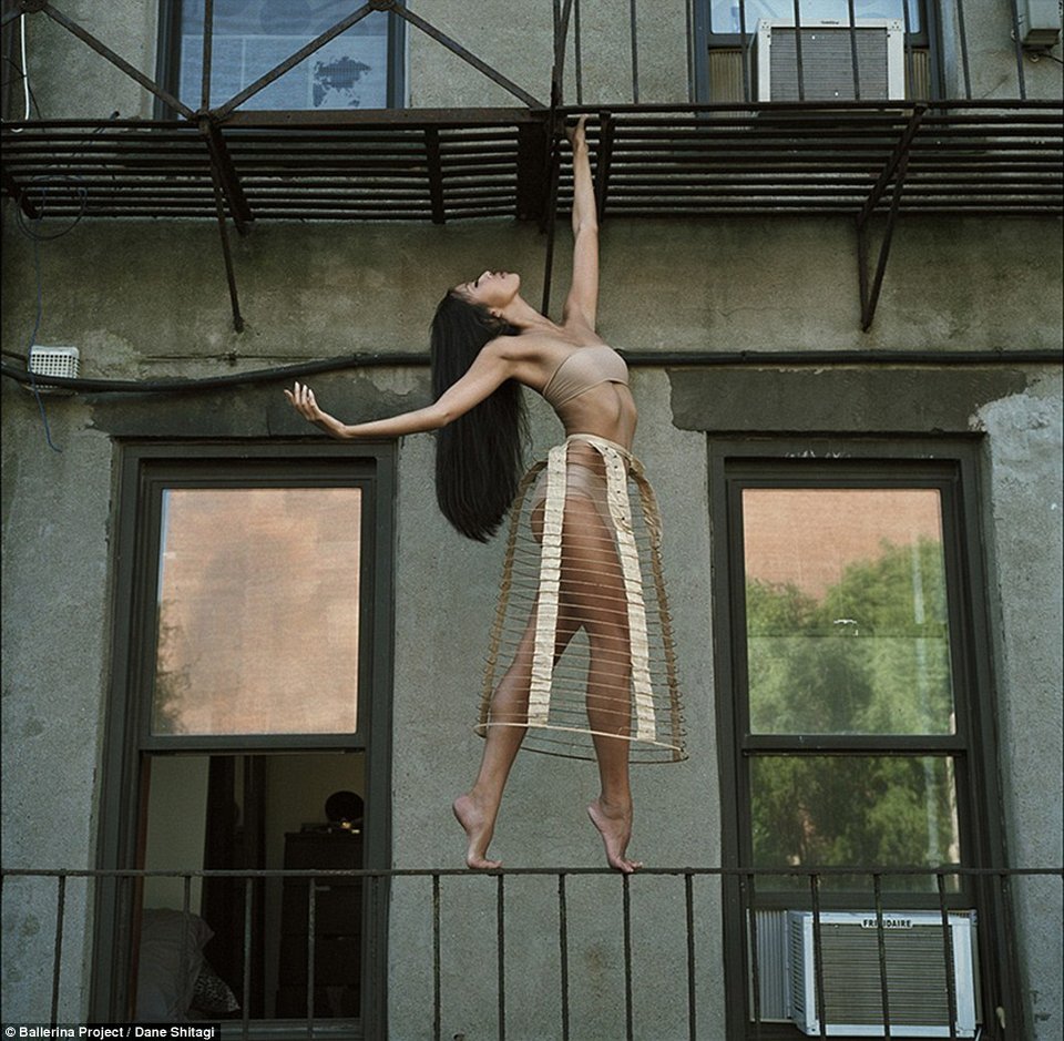 Εκθαμβωτικές μπαλαρίνες ποζάρουν παντού εκτός από τη σκηνή -Μια ονειρική συλλογή από θεσπέσια πλάσματα [εικόνες] | iefimerida.gr 0