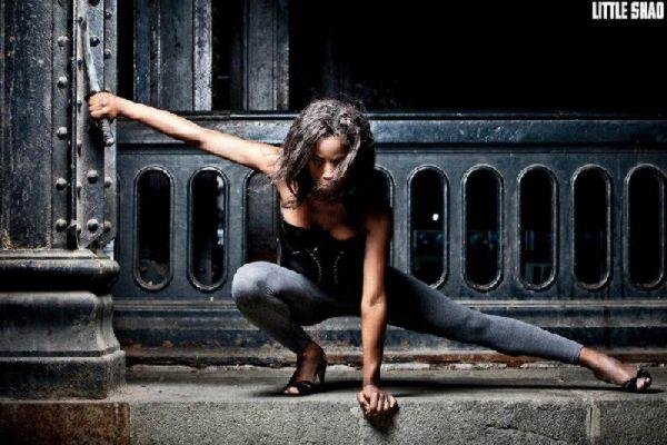 Από το σανίδι στον δρόμο - Χορεύτριες μπαλέτου ποζάρουν στο Παρίσι [εικόνες] | iefimerida.gr 8