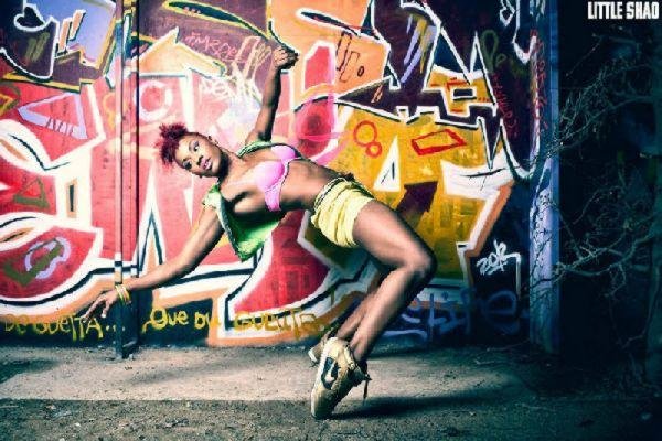 Από το σανίδι στον δρόμο - Χορεύτριες μπαλέτου ποζάρουν στο Παρίσι [εικόνες] | iefimerida.gr 11