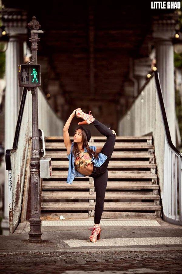 Από το σανίδι στον δρόμο - Χορεύτριες μπαλέτου ποζάρουν στο Παρίσι [εικόνες] | iefimerida.gr 13