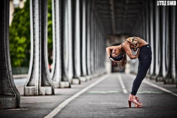Από το σανίδι στον δρόμο - Χορεύτριες μπαλέτου ποζάρουν στο Παρίσι [εικόνες] | iefimerida.gr 0