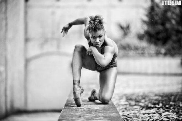 Από το σανίδι στον δρόμο - Χορεύτριες μπαλέτου ποζάρουν στο Παρίσι [εικόνες] | iefimerida.gr 5