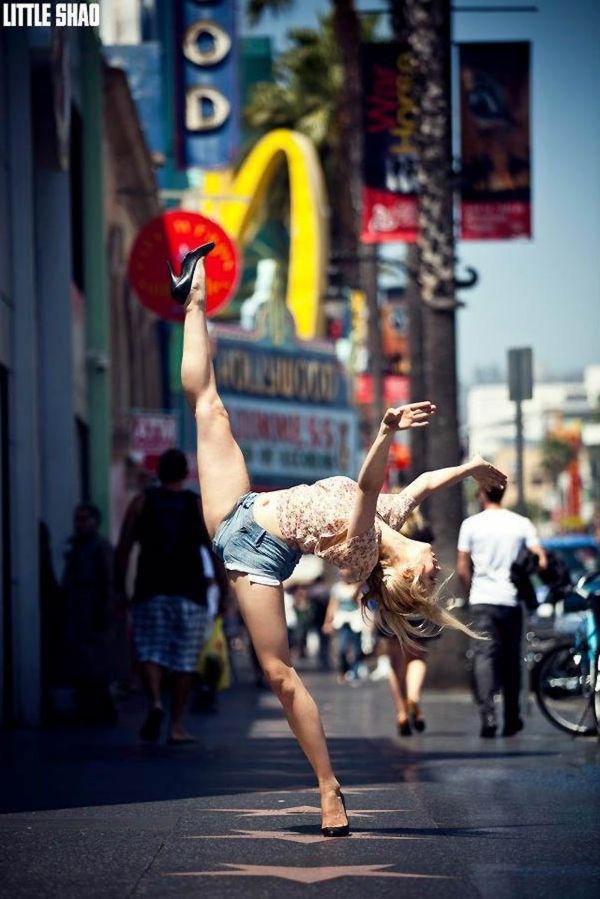 Από το σανίδι στον δρόμο - Χορεύτριες μπαλέτου ποζάρουν στο Παρίσι [εικόνες] | iefimerida.gr 6