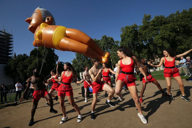 Μπαλόνι που αναπαριστά τον δήμαρχο του Λονδίνου με μαγιό υψώθηκε κοντά στο Κοινοβούλιο -Εξαιτίας σεξιστικής διαφήμισης [εικόνες] | iefimerida.gr 0