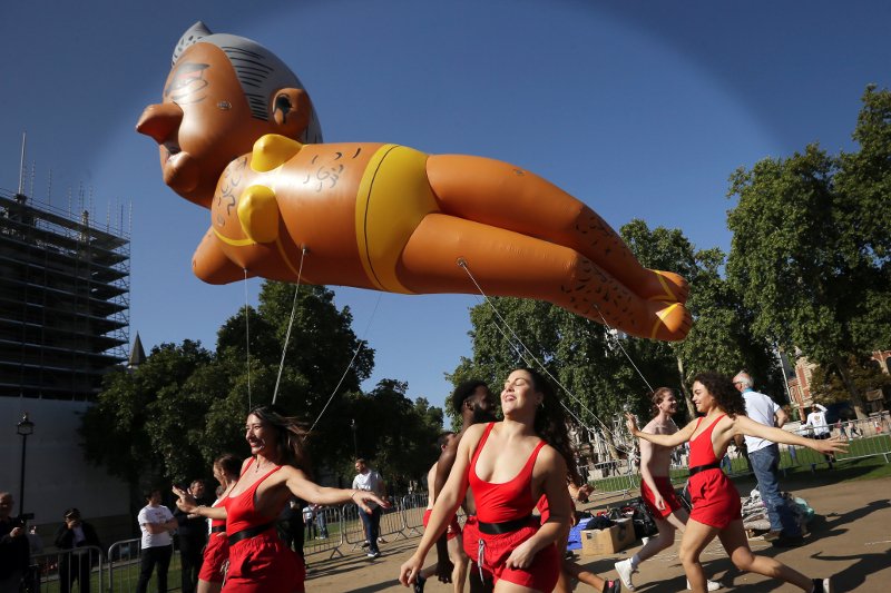 Μπαλόνι που αναπαριστά τον δήμαρχο του Λονδίνου με μαγιό υψώθηκε κοντά στο Κοινοβούλιο -Εξαιτίας σεξιστικής διαφήμισης [εικόνες] | iefimerida.gr 1