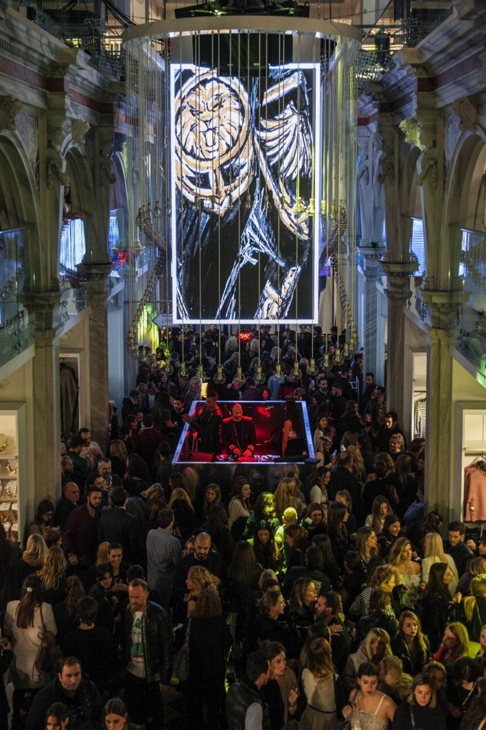 «Ασε κάτω το φουστάνι, μαντάμ. Αυτό είναι για την πίστα!»: Μαλλιά κουβάρια και οι διάσημες για ένα Balmain στα H&M [εικόνες] | iefimerida.gr 4