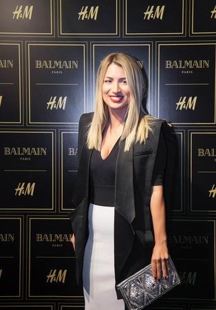 «Ασε κάτω το φουστάνι, μαντάμ. Αυτό είναι για την πίστα!»: Μαλλιά κουβάρια και οι διάσημες για ένα Balmain στα H&M [εικόνες] | iefimerida.gr 7