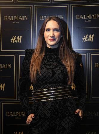 «Ασε κάτω το φουστάνι, μαντάμ. Αυτό είναι για την πίστα!»: Μαλλιά κουβάρια και οι διάσημες για ένα Balmain στα H&M [εικόνες] | iefimerida.gr 8
