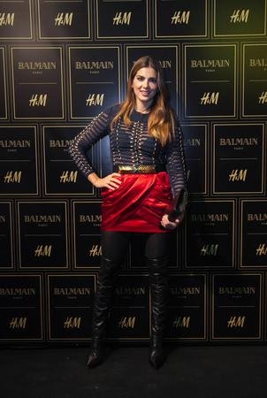 «Ασε κάτω το φουστάνι, μαντάμ. Αυτό είναι για την πίστα!»: Μαλλιά κουβάρια και οι διάσημες για ένα Balmain στα H&M [εικόνες] | iefimerida.gr 11