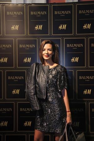 «Ασε κάτω το φουστάνι, μαντάμ. Αυτό είναι για την πίστα!»: Μαλλιά κουβάρια και οι διάσημες για ένα Balmain στα H&M [εικόνες] | iefimerida.gr 12
