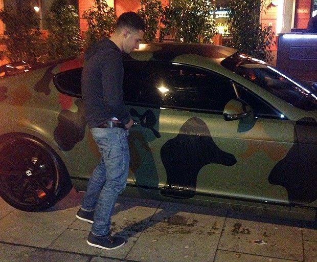 Οπαδοί της Γιουνάιτεντ «ασέλγησαν» στο αμάξι του Μπαλοτέλι [εικόνες] | iefimerida.gr 0