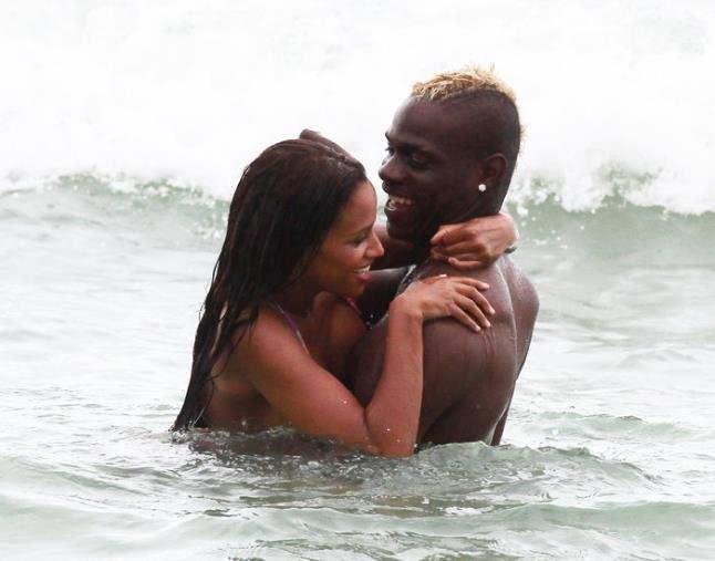 Ο Μπαλοτέλι καπνίζει με πάθος -Στα πράσα τον έπιασαν οι παπαράτσι [εικόνες] | iefimerida.gr 0