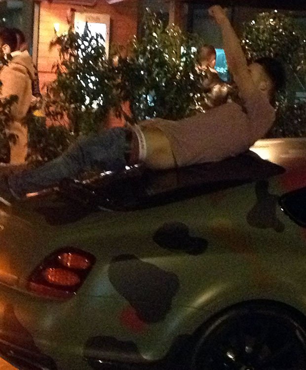 Οπαδοί της Γιουνάιτεντ «ασέλγησαν» στο αμάξι του Μπαλοτέλι [εικόνες] | iefimerida.gr 1