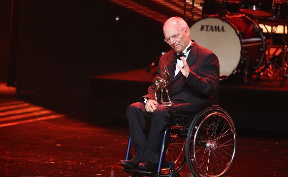 Ο Σόιμπλε ανέβηκε χθες στη σκηνή μαζί με τη Χάιντι Κλουμ και τη Ρίτα Ορα -Από κάτω η Πάμελα Αντερσον χειροκροτούσε [εικόνες] | iefimerida.gr 2