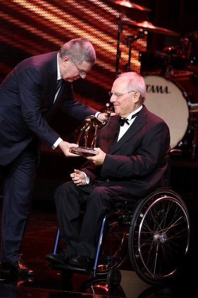 Ο Σόιμπλε ανέβηκε χθες στη σκηνή μαζί με τη Χάιντι Κλουμ και τη Ρίτα Ορα -Από κάτω η Πάμελα Αντερσον χειροκροτούσε [εικόνες] | iefimerida.gr 3